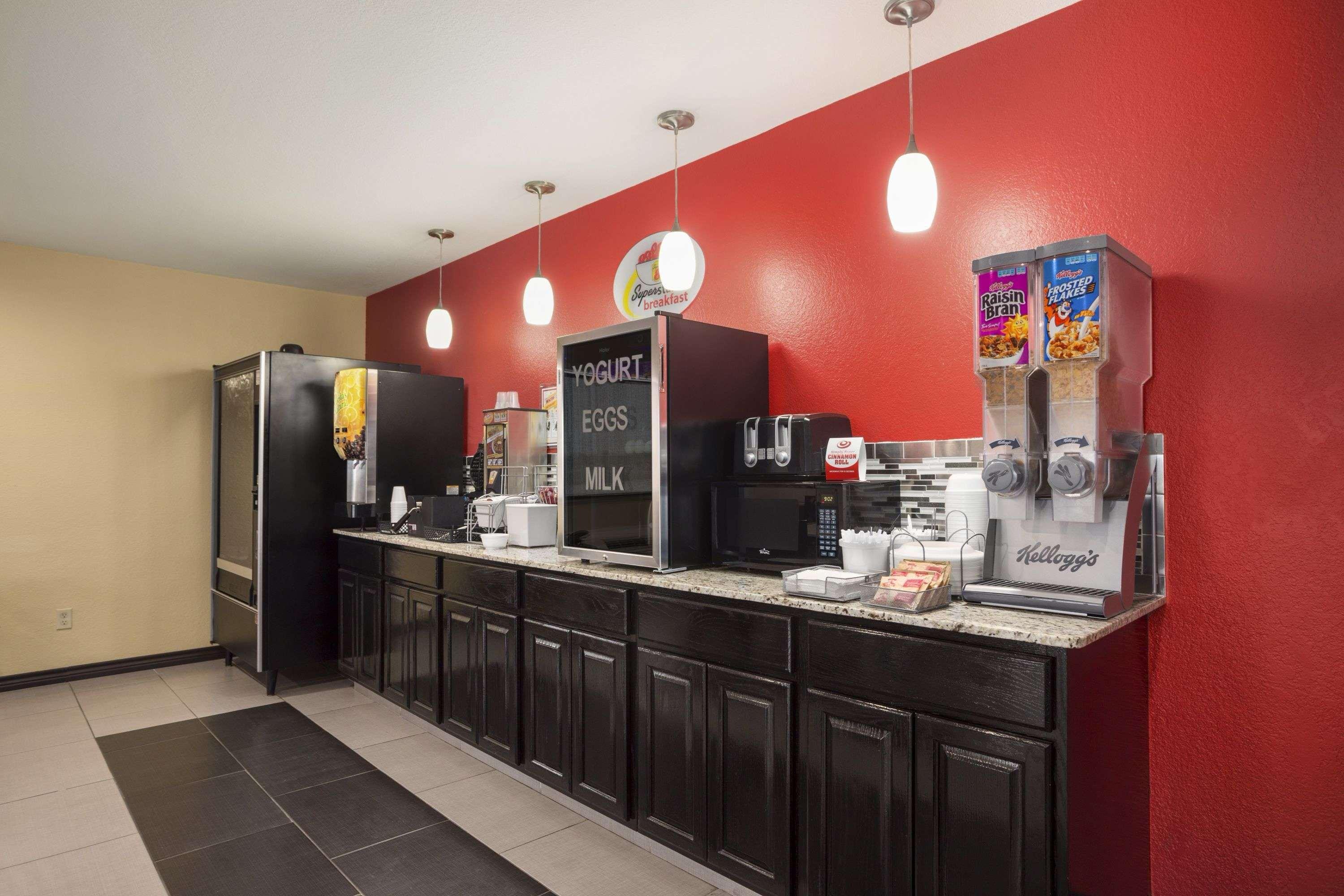 Motel Super 8 By Wyndham Henryetta Esterno foto
